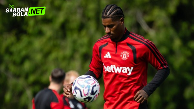 Marcus Rashford mengenakan seragam Manchester United dengan nomor punggung 9 saat laga uji coba melawan AC Milan di Polandia, 15 Agustus 2026.